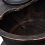 Detailaufnahme des Kaskadenbrunnen im Vintage-Stil mit Handwasserpumpe-Design.
