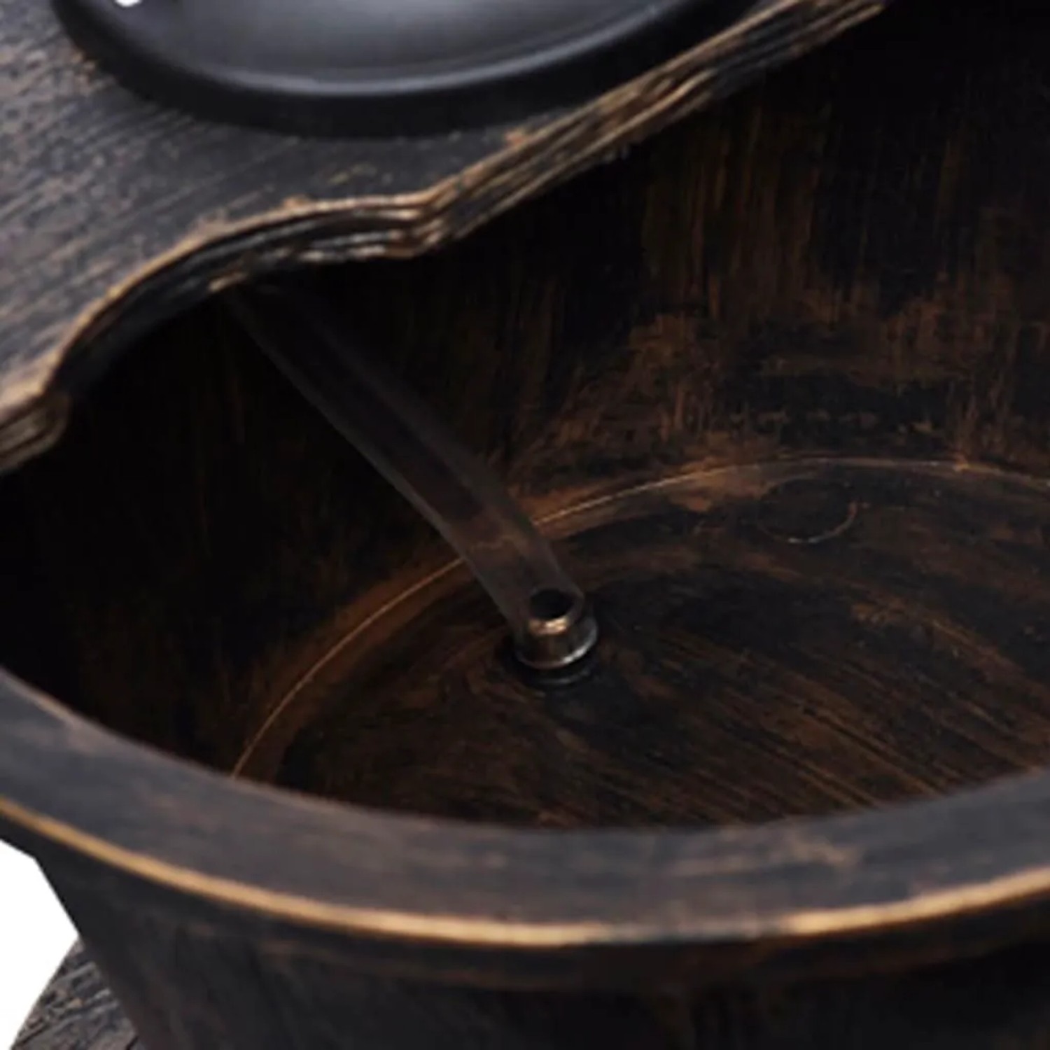 Detailaufnahme des Kaskadenbrunnen im Vintage-Stil mit Handwasserpumpe-Design.
