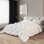 Weiße The White Stone Ganzjahresdecke 155x200 cm auf einem Bett mit Kissen.
