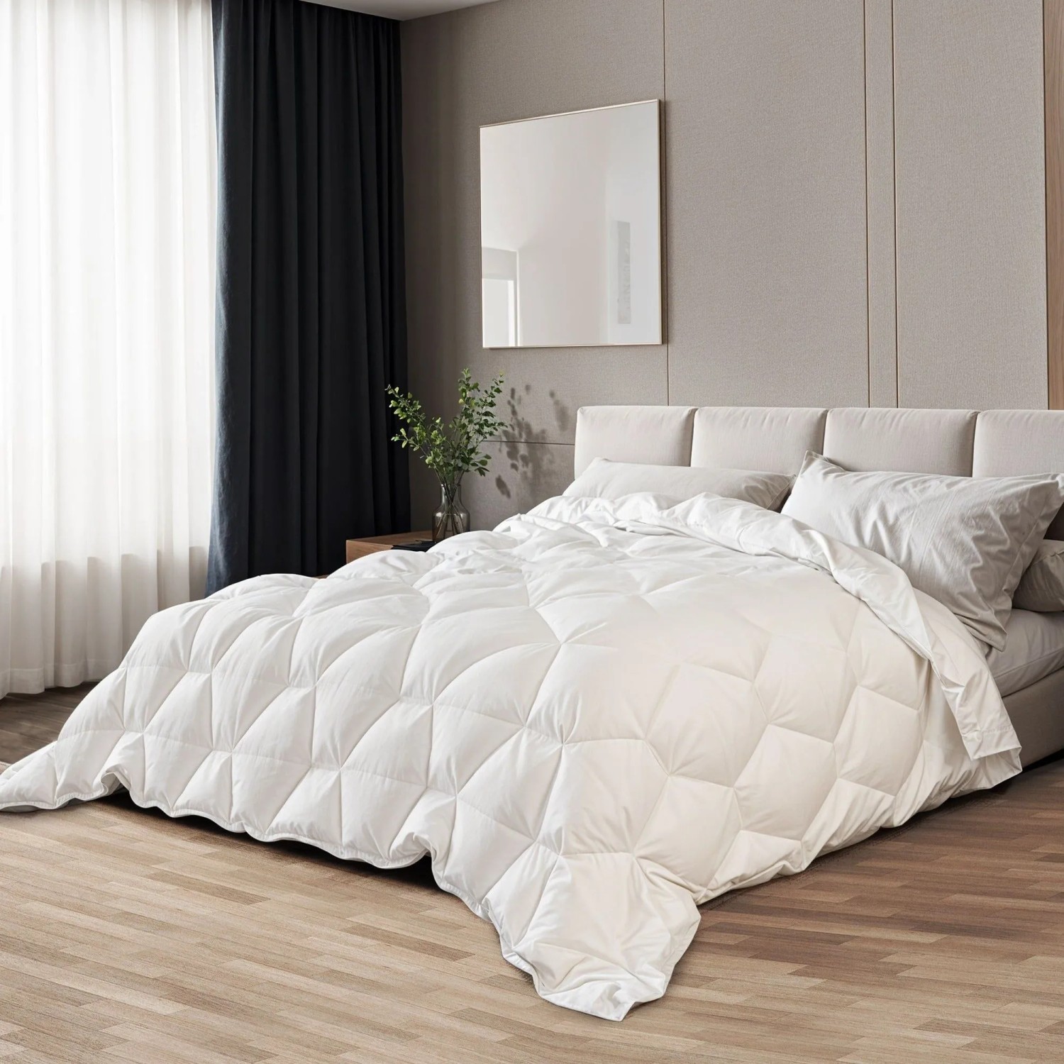 Weiße The White Stone Ganzjahresdecke 155x200 cm auf einem Bett mit Kissen.