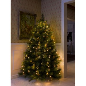 Geschmückter Weihnachtsbaum mit Konstsmide LED Baummantel und 250 bernsteinfarbenen LEDs für Innen.