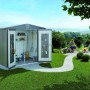 Biohort Metall-Gerätehaus Europa dunkelgrau-metallic im Garten, offene Türen zeigen Werkzeugaufbewahrung.