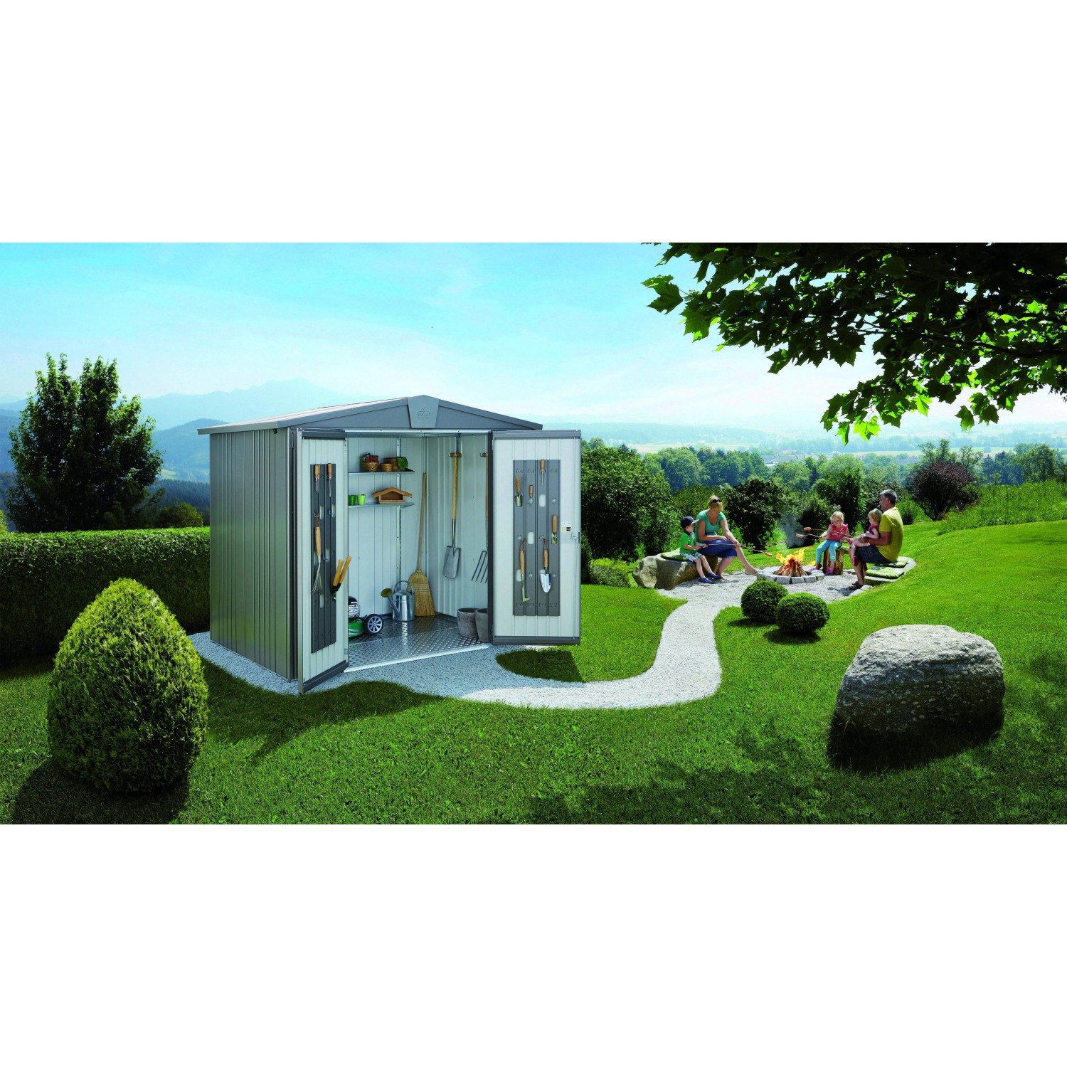 Biohort Metall-Gerätehaus Europa dunkelgrau-metallic im Garten, offene Türen zeigen Werkzeugaufbewahrung.
