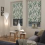 Gardinia EasyFix Rollo Isabella, 50x150 cm, weiß mit Eukalyptus-Muster im Wohnzimmer.
