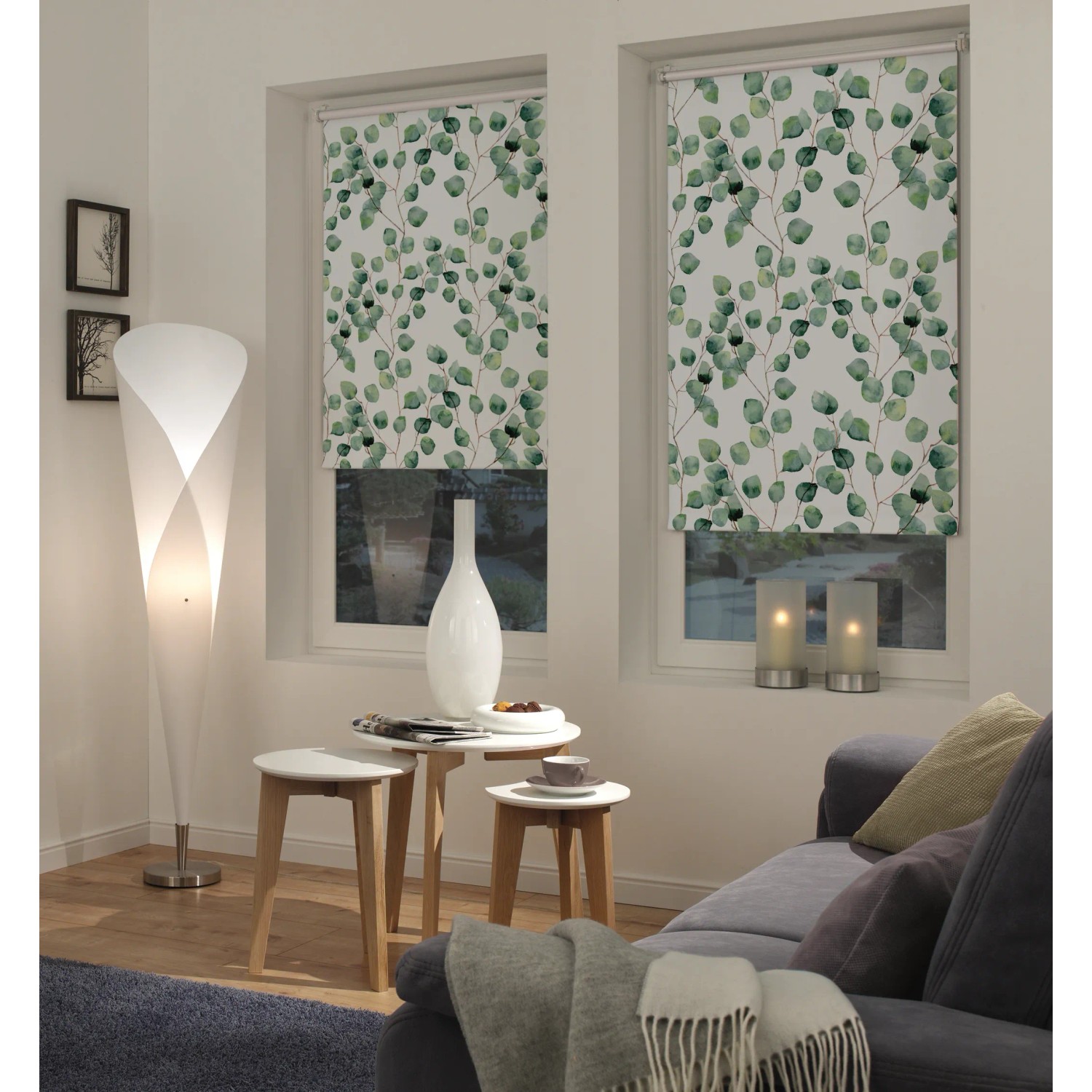 Gardinia EasyFix Rollo Isabella, 50x150 cm, weiß mit Eukalyptus-Muster im Wohnzimmer.