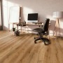 Verlegter Vinylboden Eiche Triest Mittel im Arbeitszimmer mit Büromöbeln.