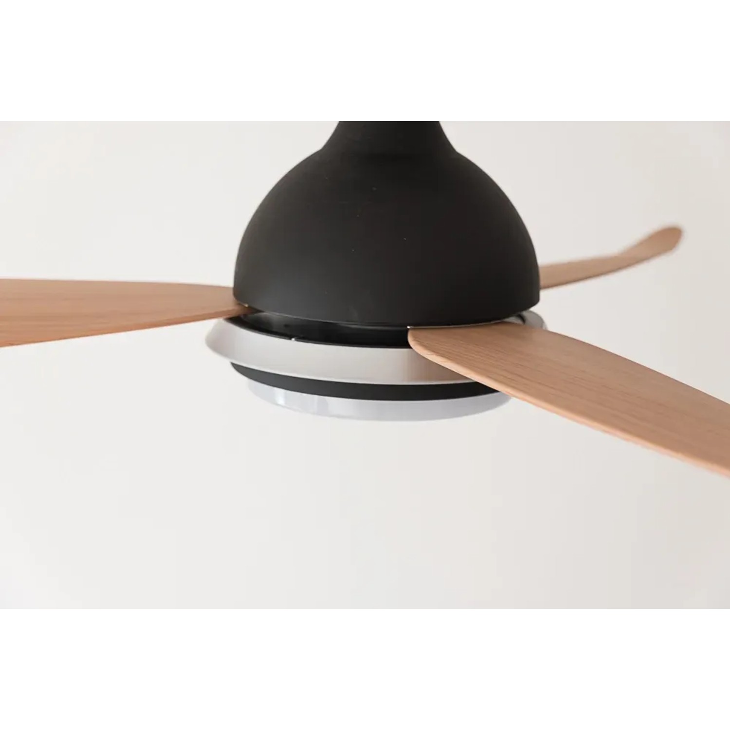 Schwarzer Pepeo Deckenventilator Bayu mit LED und Holzoptik Flügeln, inklusive Fernbedienung.