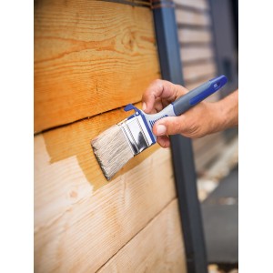 Hand lasiert Holz mit LUX Flachpinsel Lasur 80 mm. Pinsel mit Tank für Holzlasur.