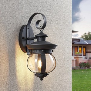 Schwarze Lindby Außenwandleuchte Farley im Retro-Design. Laterne aus Metall mit klarem Glas.