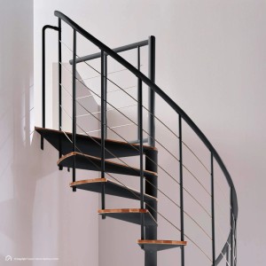 Intercon Select Wendeltreppe mit 13 Stufen aus Buche Natur, Lava-Anthrazit Metallrahmen und schlankem Geländer.