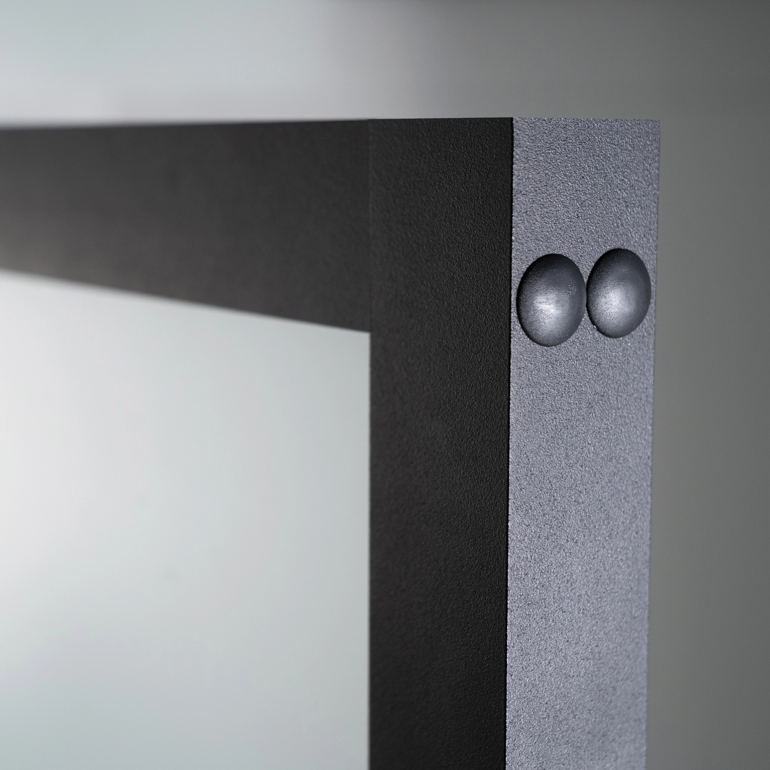 Detailaufnahme: Schwarze Loft+Mehr Drehtür Blockzarge mit Beschlägen.