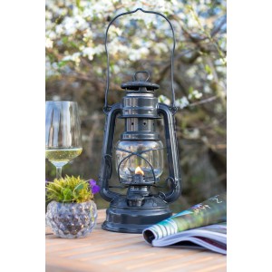 Feuerhand Sturmlaterne Baby Special in Anthrazitgrau auf Holztisch mit Deko.