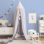 Kinderzimmer mit himmelblauer Vliestapete, Spielzelt und Möbeln.