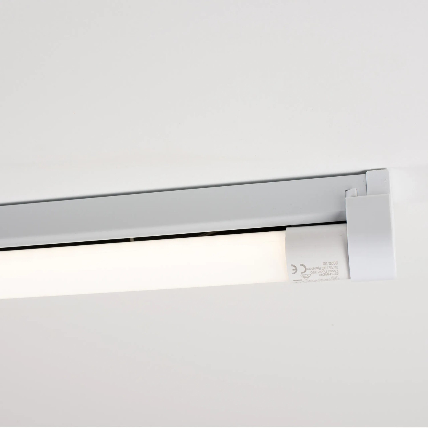 Graue LED-Unterbauleuchte, 120 cm, mit neutralweißem Licht für Werkstatt, Büro oder Keller.