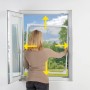 Frau montiert Easymaxx Moskitonetz Magic Fit am Fenster. Insektenschutzrahmen in Weiß.