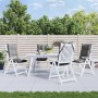 Vier graue Hochlehner-Auflagen aus Oxford-Gewebe auf weißen Gartenstühlen im Außenbereich. Komfortable Sitzkissen für Gartenmöbel.