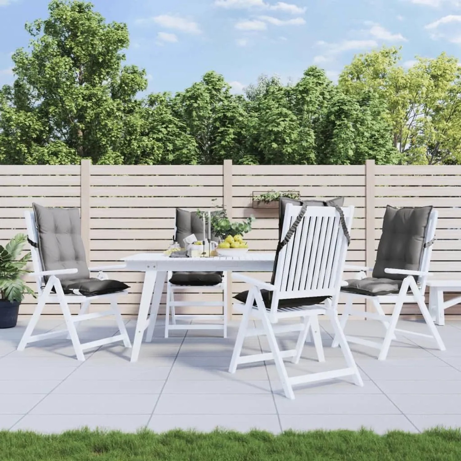 Vier graue Hochlehner-Auflagen aus Oxford-Gewebe auf weißen Gartenstühlen im Außenbereich. Komfortable Sitzkissen für Gartenmöbel.