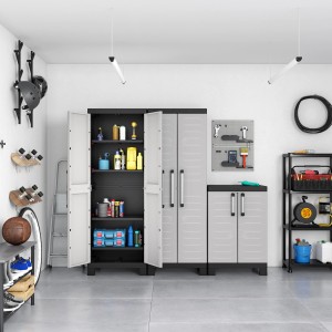 Heller, grauer Keter Detroit Kunststoffschrank hoch mit Alu-Griffen im Regal-System.