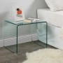 Transparenter Glas-Nachttisch Suzana 50 cm mit abgerundeten Kanten, neben einem Bett. Modernes Schlafzimmer-Möbel.