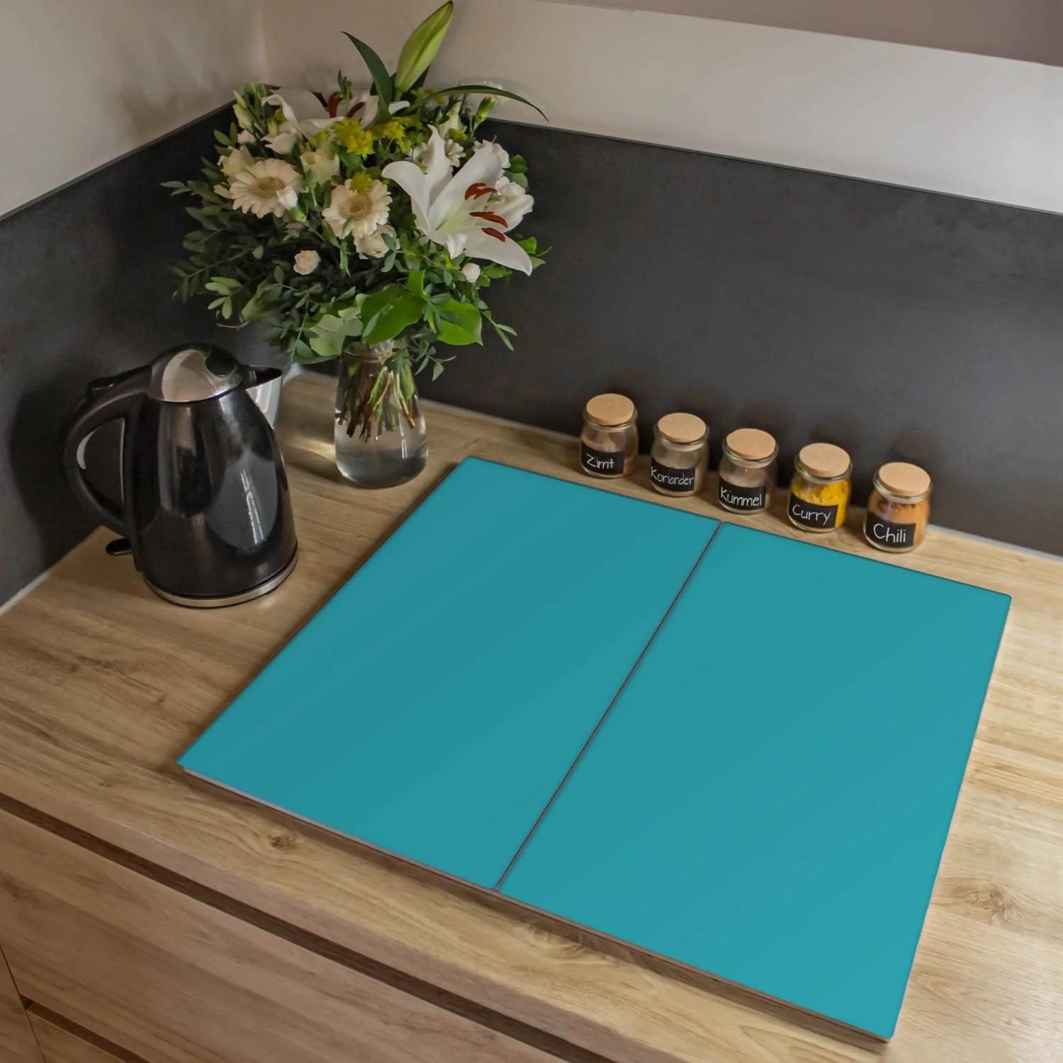 Türkise Banjado Herdabdeckplatten aus Glas, 2-teilig, je 30x52 cm, mit Motiv als Schneidebrett und Herdabdeckung.
