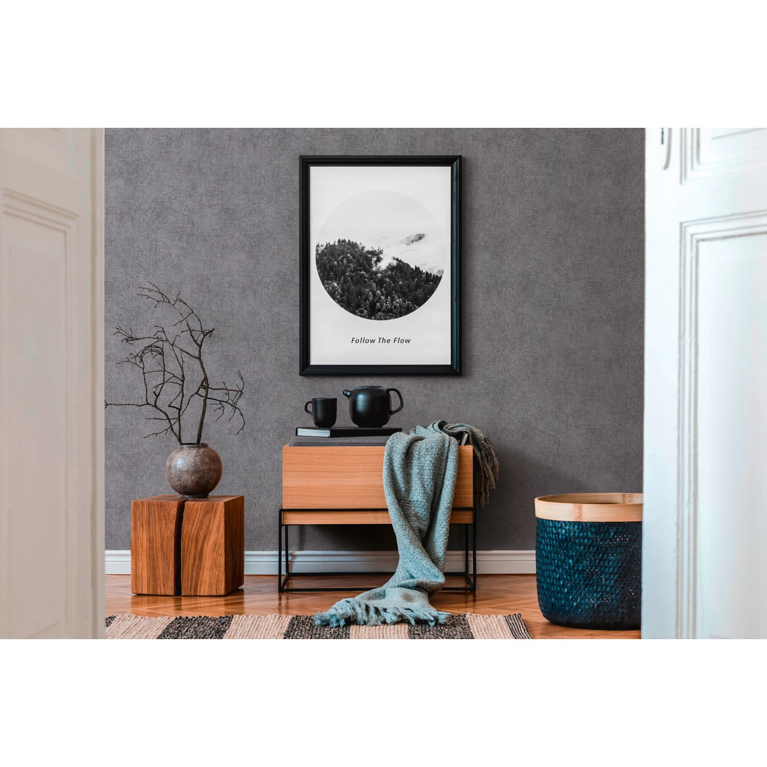 Vliestapete Trendwall 2 Uni Grau Bronze Glänzend an Wohnzimmerwand.