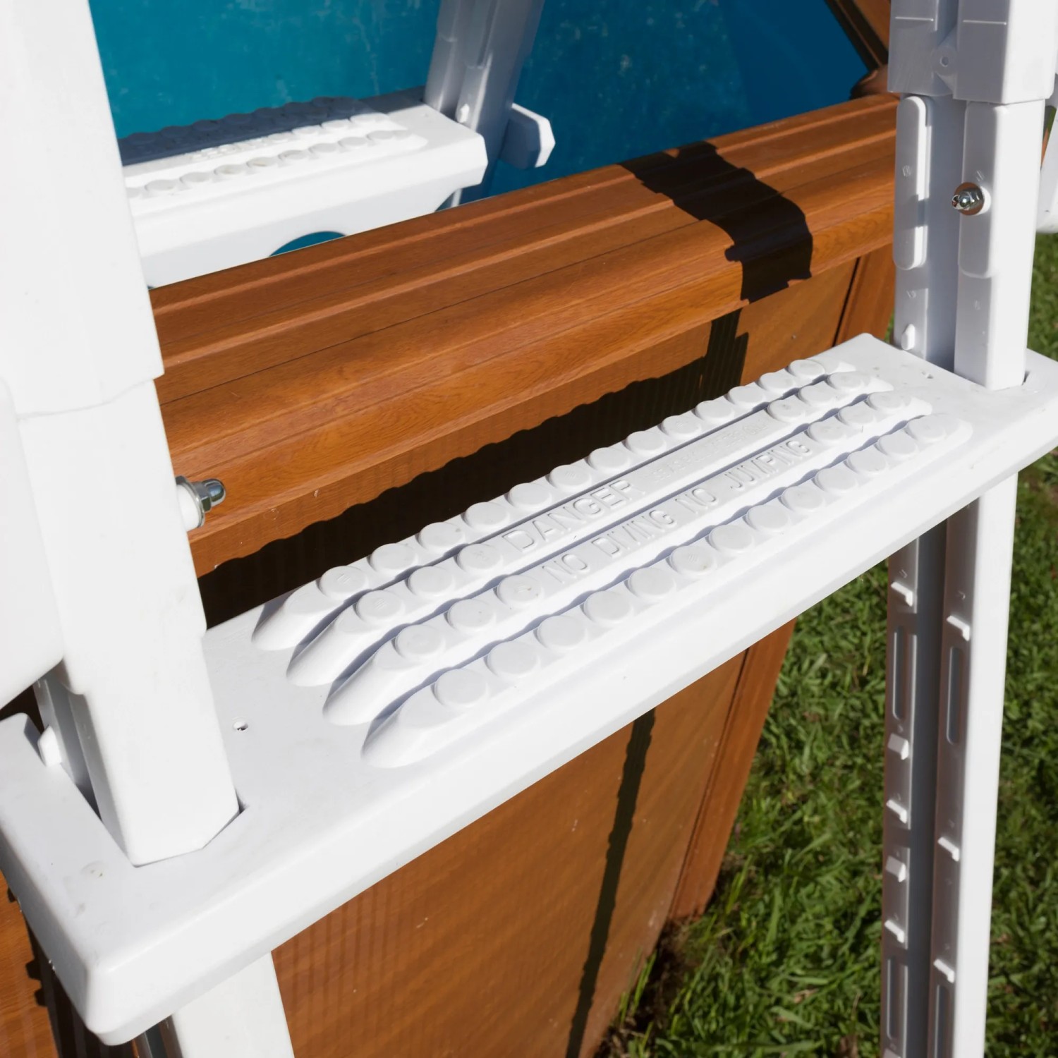 Weiße Gre Sicherheitsleiter aus HDPE mit rutschfesten Stufen für Aufstellpools.