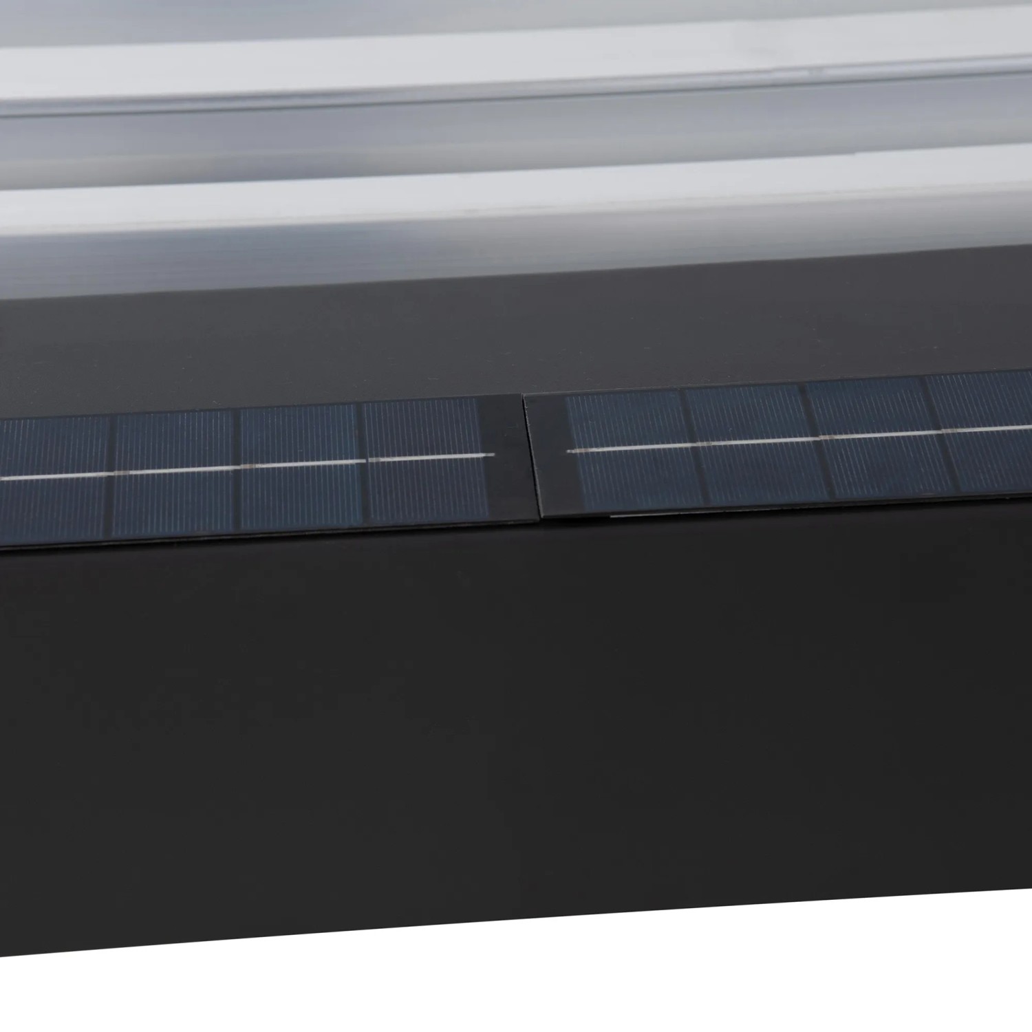 Detailaufnahme der Sunjoy Multi-Pergola Matterhorn mit Solar-LED-Leuchten am Pfosten.