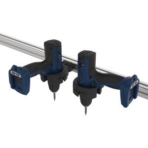 Zwei schwarze Fath Akkuschrauberhalter an einem Aluminiumprofil, halten blaue Akkuschrauber. Ideal für Werkstatt-Ordnung.
