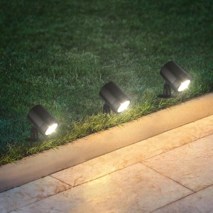 Brilo LED Gartenspieß-Set, drei schwarze schwenkbare Strahler im Garten.