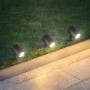 Brilo LED Gartenspieß-Set, drei schwarze schwenkbare Strahler im Garten.