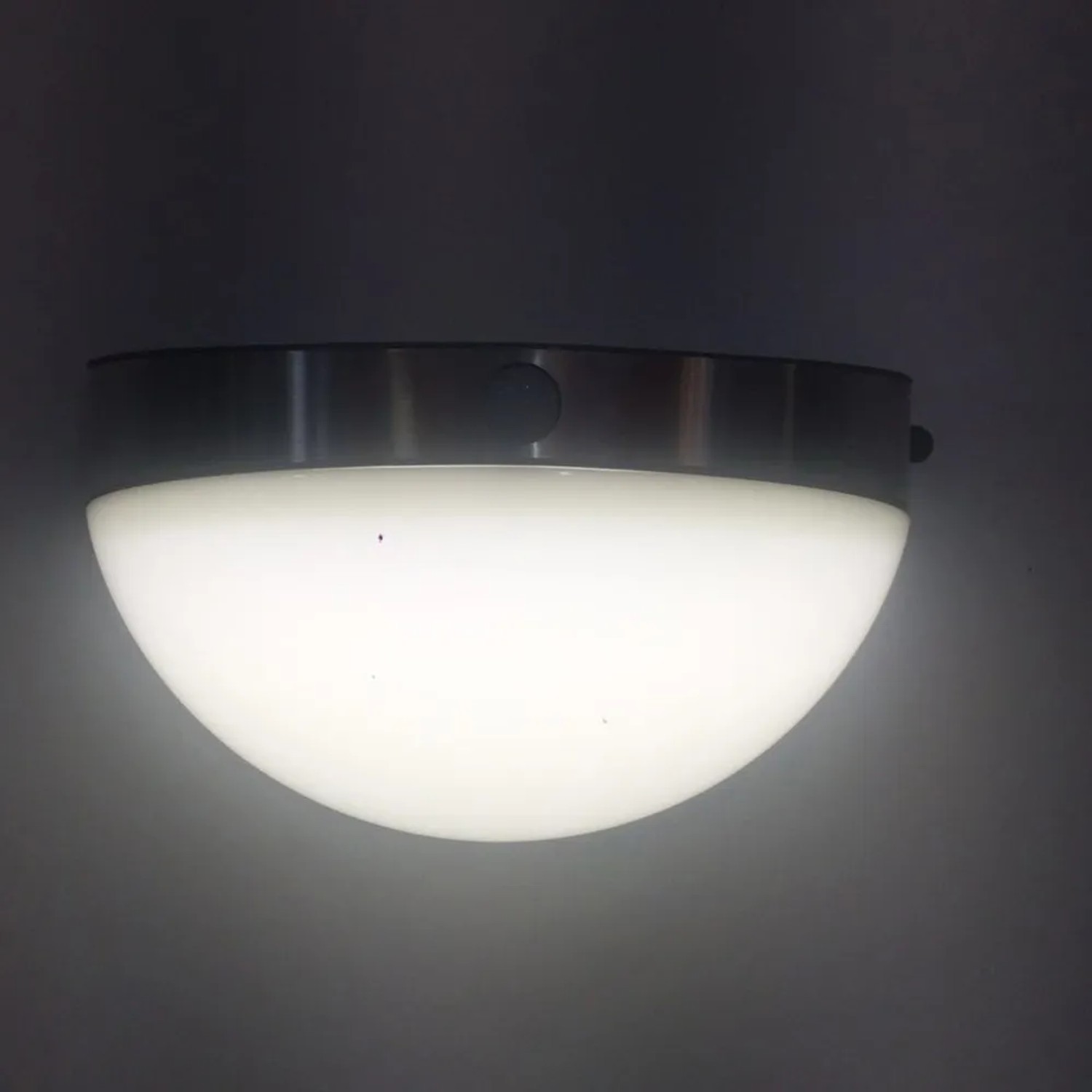 Lutec Solar-Außenwandleuchte Bubble aus Edelstahl, halbkugelförmig und leuchtend.