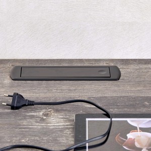 Schwarze SOTECH Einbausteckdose mit 2x USB und 2x Schuko in Tischplatte integriert.