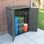 Lifetime Gartenschrank (136x70x172cm) mit geöffneten Türen, gefüllt mit Boxen und Gartengeräten.