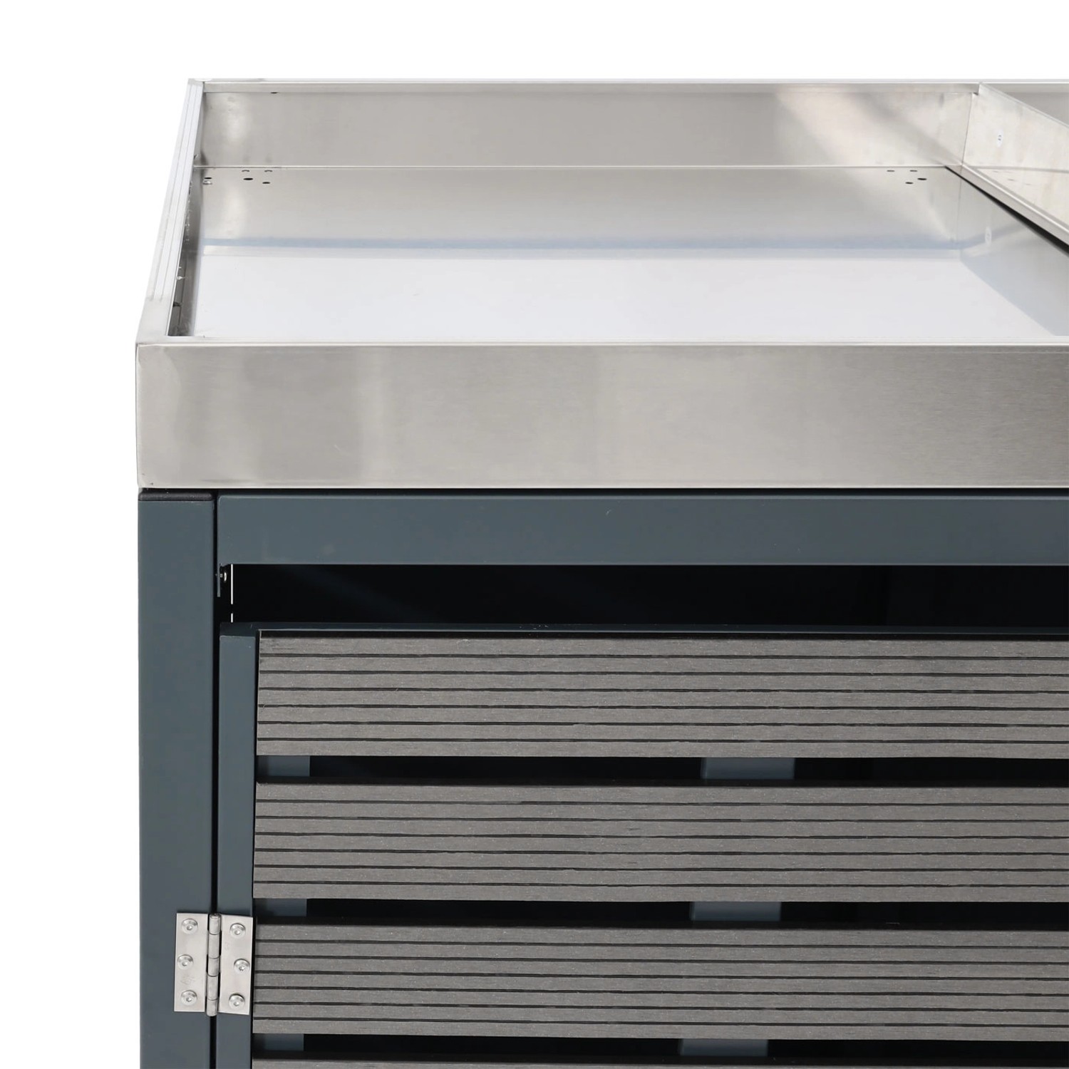 Detailansicht der anthrazitfarbenen MCW Mülltonnenverkleidung mit Pflanzkasten aus WPC und Stahl.