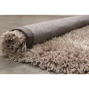Vercai Rugs Hochflor-Teppich Soho in Taupe, aufgerollt, zeigt flauschigen Flor. Ideal für Wohnzimmer, Schlafzimmer.