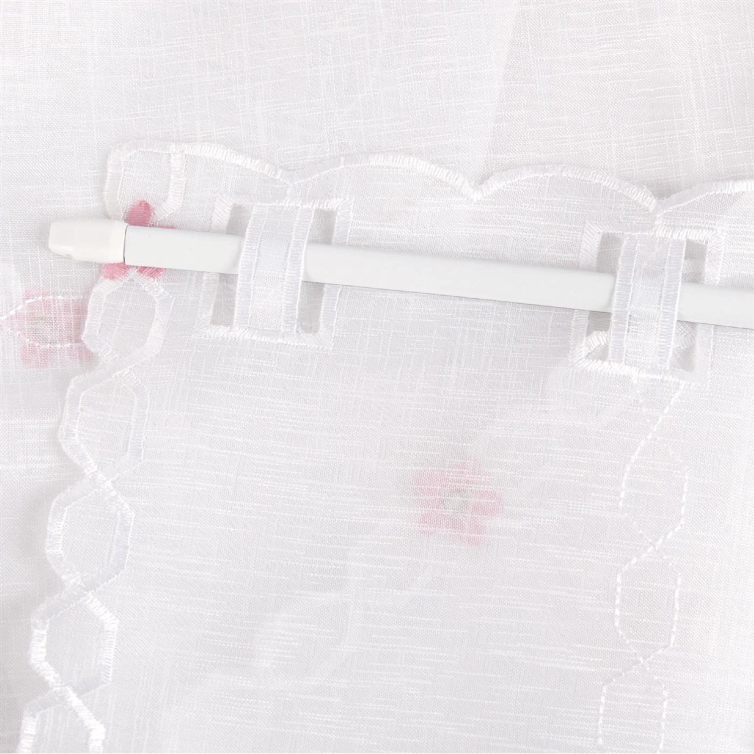 Weißes Türpanneau mit Rosenstickerei und Vitragestange, Teil der Fenstervorhang-Kollektion.