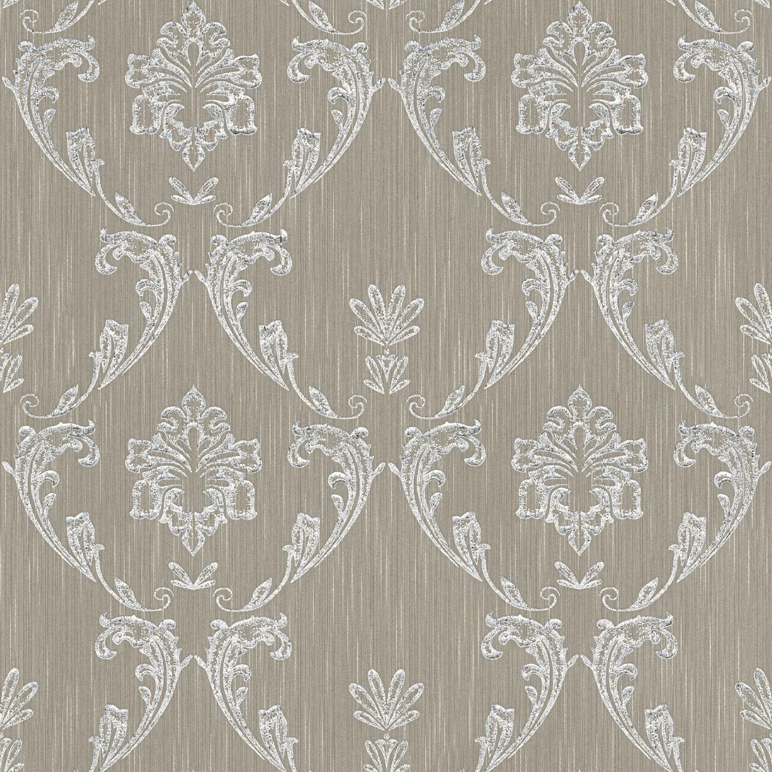 Barock Tapete in Silber und Braun mit schimmernden Ornamenten. Dekorative Wandgestaltung.