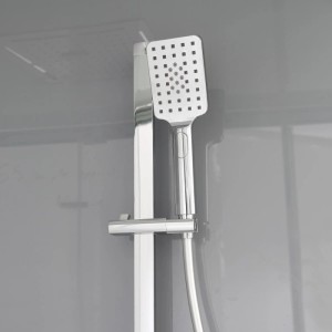 Glänzende Chrom-Handbrause mit quadratischem Duschkopf an Duschstange in moderner Duschbox. Teil des Duschsystems.