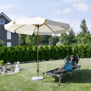 Sekey Holz Sonnenschirm 300cm, creme, mit Frau auf Liege im Garten. Knickbarer Marktschirm für Balkon und Terrasse.