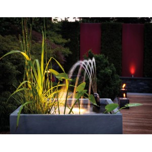 Filtral UVC 1500 Teichpumpe mit Fontäne in einem kleinen Gartenteich mit Bepflanzung.