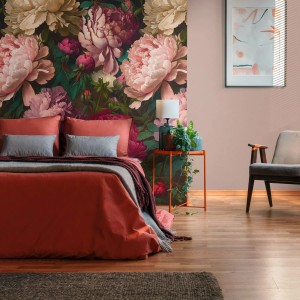 Fototapete Blumen rosa, rot, pink, grün-braun im Schlafzimmer. Florales Design für Wandgestaltung.