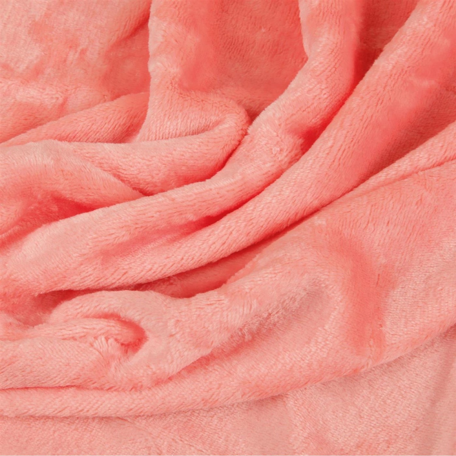 Nahaufnahme: Bestlivings Kuscheldecke Celina in Lachs, 70x100 cm, weiches Polyester.