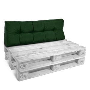 Dunkelgrünes Paletten-Rückenkissen 120x40cm mit Knopfheftung auf Europalette. Komfortable Sitzauflage für Gartenmöbel.