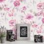 Erismann Vliestapete Guido Maria Kretschmer Floral Rosa mit Blumenmuster in Rosa- und Lilatönen.