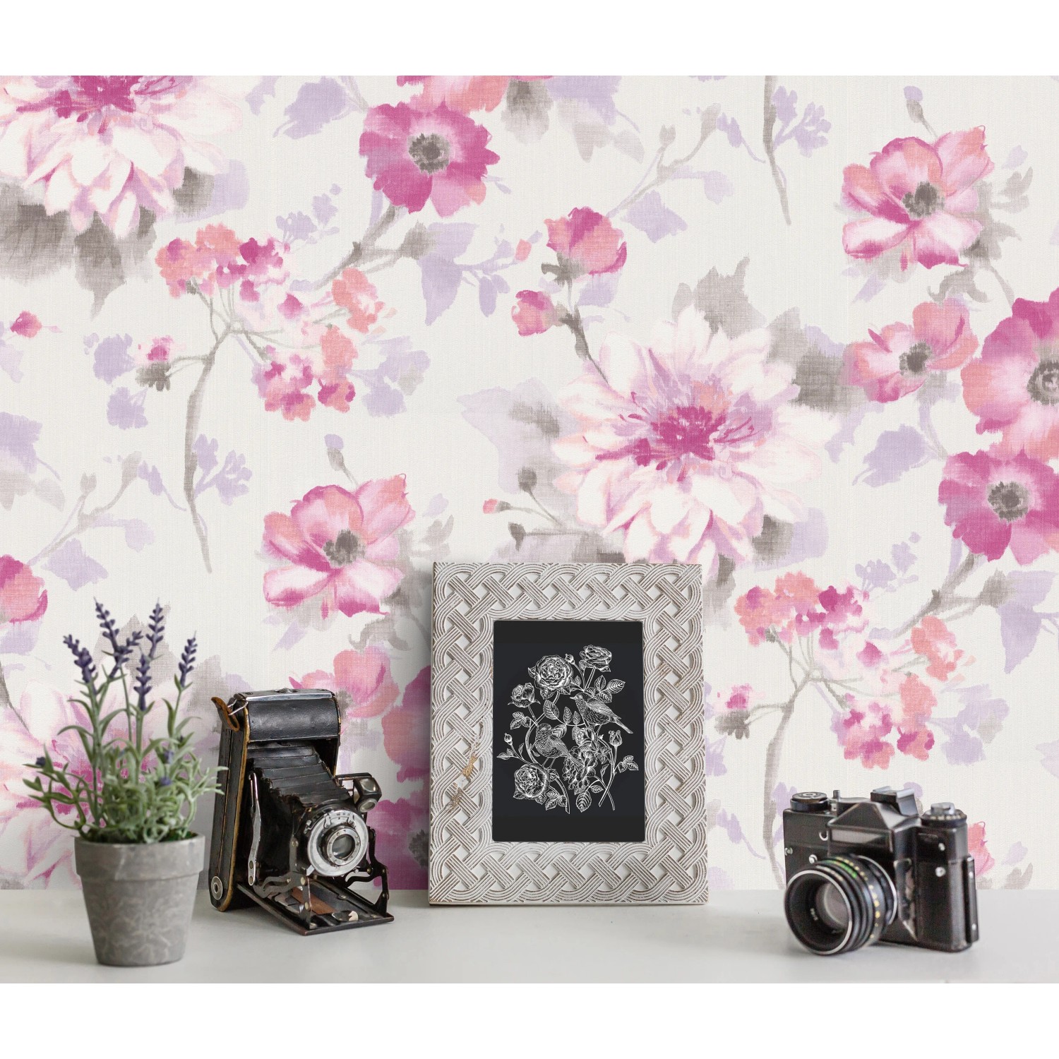 Erismann Vliestapete Guido Maria Kretschmer Floral Rosa mit Blumenmuster in Rosa- und Lilatönen.
