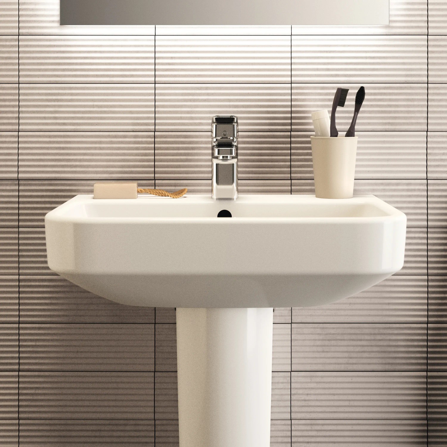 Ideal Standard i.life S Waschtisch, 55 cm, Weiß, mit Armatur und Bad-Accessoires.