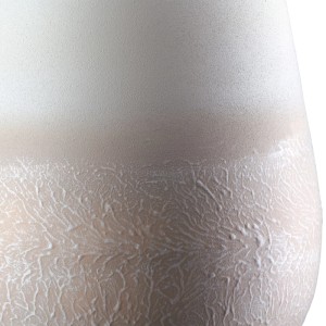 Beige Gilde Vase Echo aus Metall, matt oben, mit markanter weißer Struktur unten. Ideal für stilvolle Deko im Wohnzimmer.