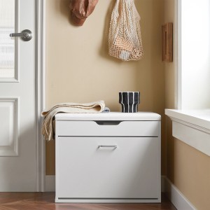 SoBuy Schuhbank FSR95-W mit Sitzkissen und Klappe, weiß, im Flur.