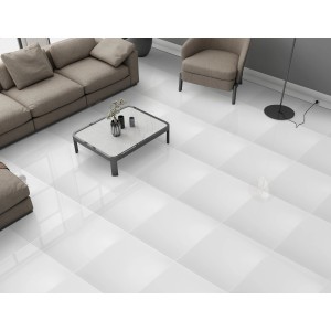 Verlegtes, glänzendes Feinsteinzeug: Weiße Bodenfliese 60x60 cm im Wohnraum.