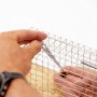 Drahtkäfig-Rattenfalle wird bestückt. Lebendfalle aus Metall, einfache Bedienung.